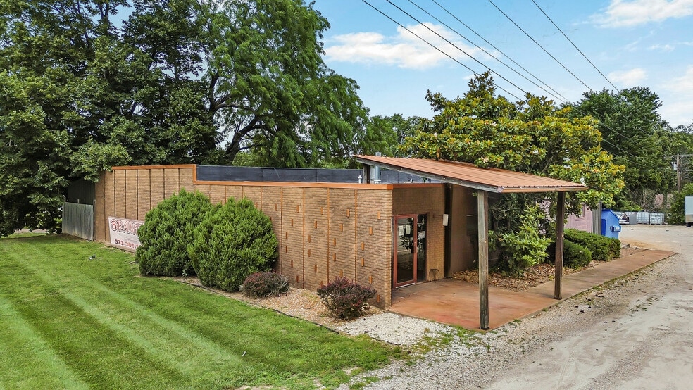 Primary Photo Of 1401 E Main St, Linn Flex For Sale