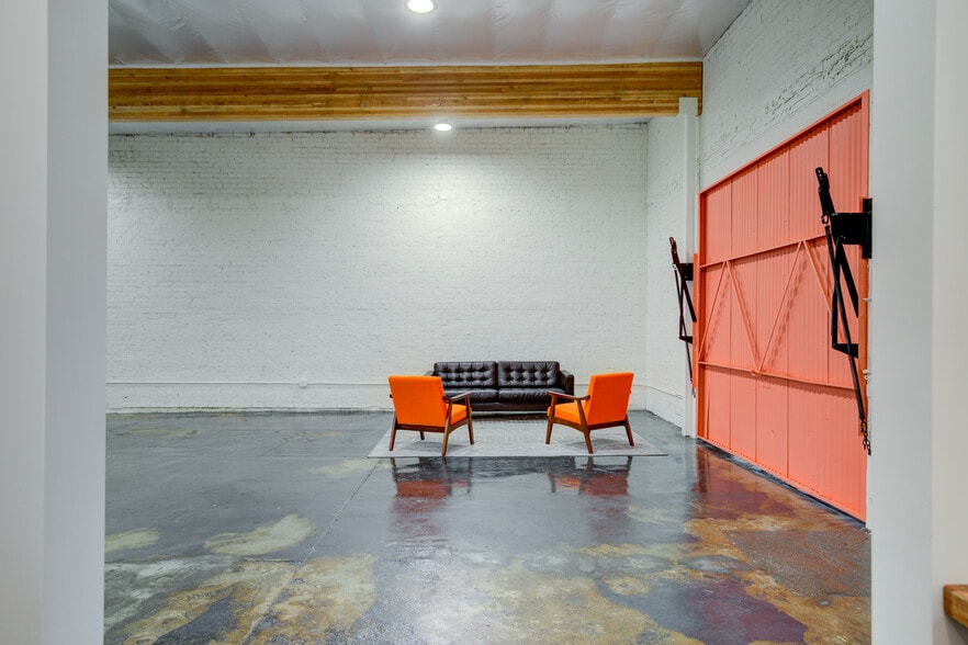 More Photos Of 2616 W Jefferson Blvd, Los Angeles Showroom For Sale