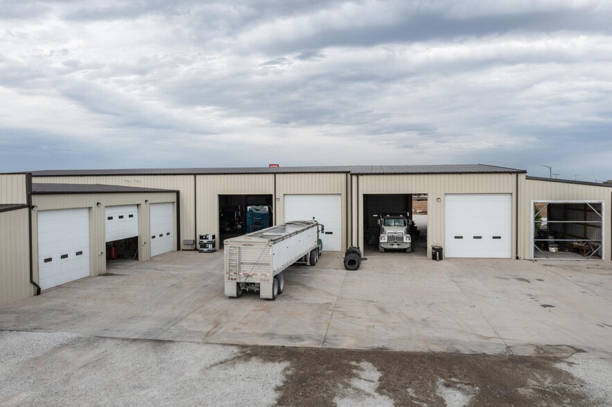 More Photos Of 25137 Outer Road 27, Wayland Auto Repair For Lease