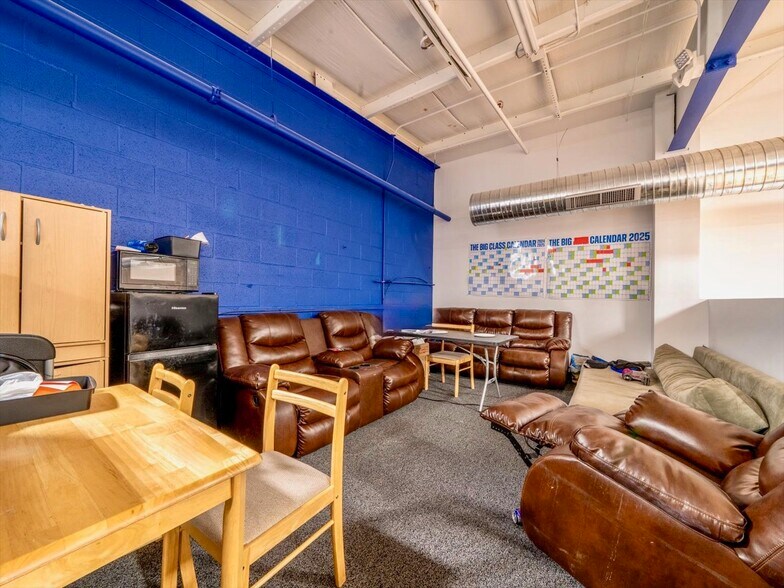 More Photos Of 465 W Commercial St, East Rochester Warehouse For Lease