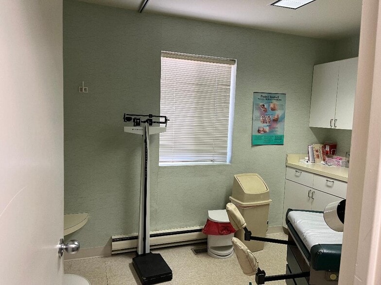 More Photos Of 27 Oak St, Stamford Office For Lease