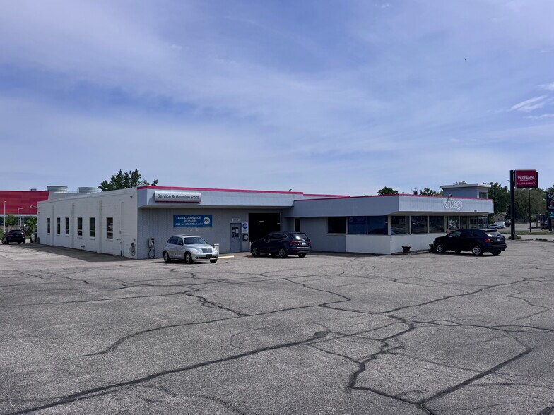 More Photos Of 343 E 8th St, Holland Showroom For Sale