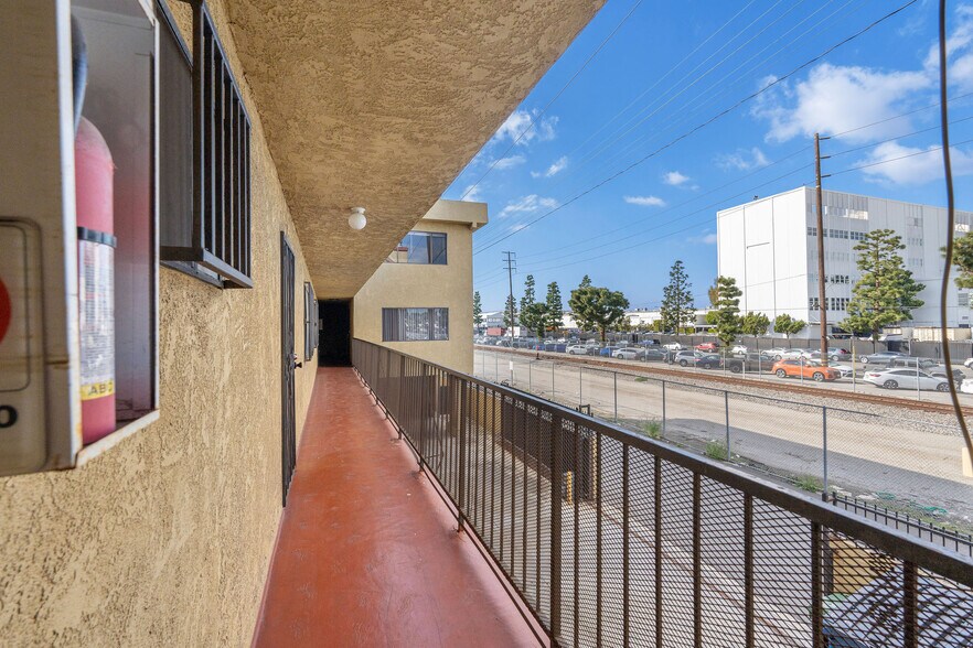 More Photos Of 12501 Kornblum Ave, Hawthorne Apartments For Sale