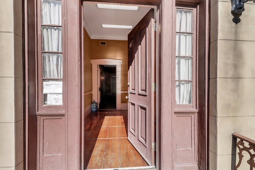 More Photos Of 120-124 W Liberty St, Savannah Office Residential For Sale