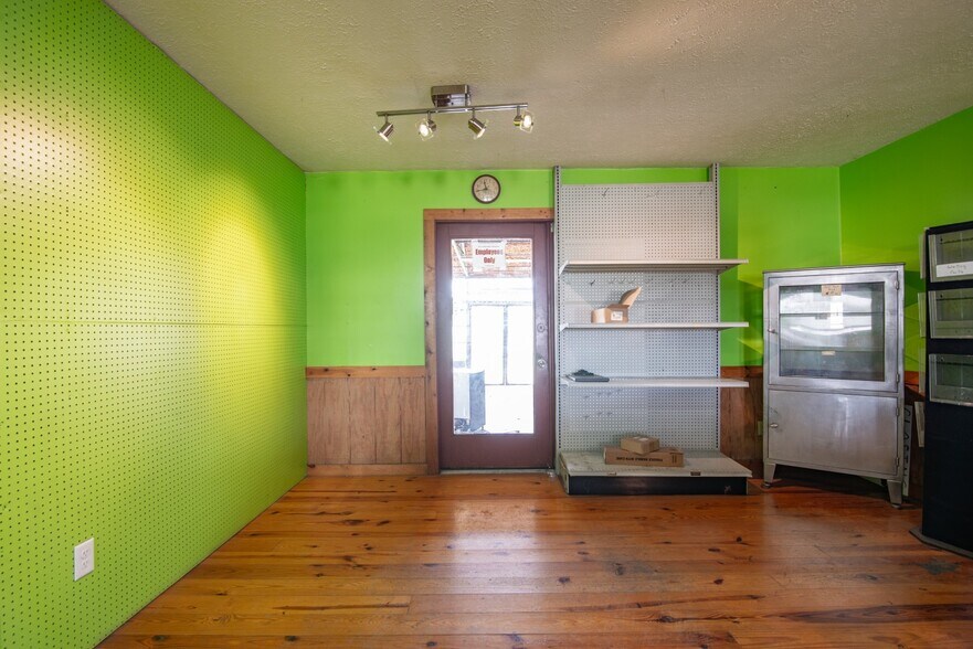 More Photos Of 641 Highland Ave, Vine Grove Freestanding For Sale