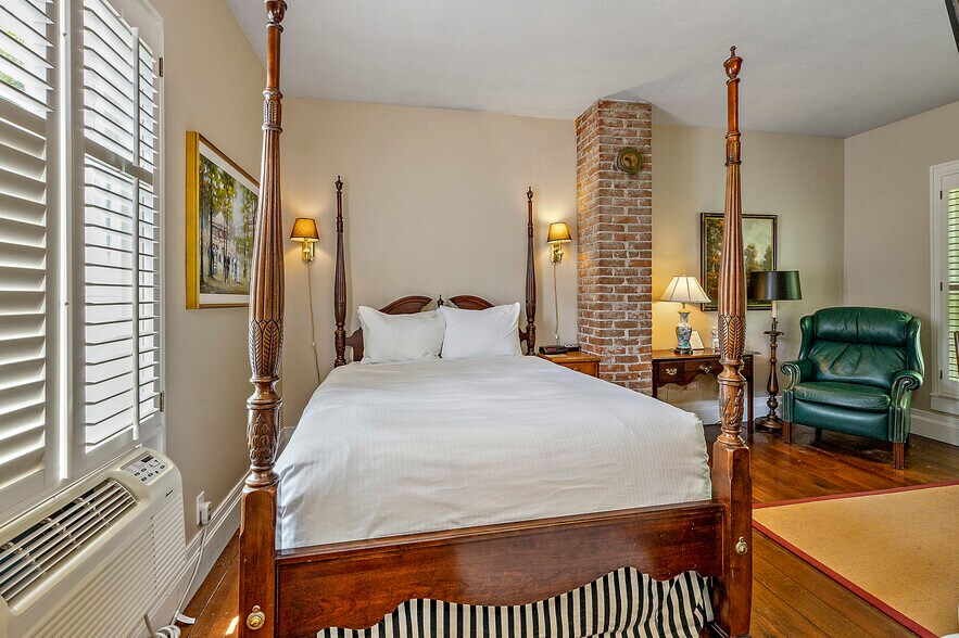 More Photos Of 240 E California St, Jacksonville Hotel For Sale