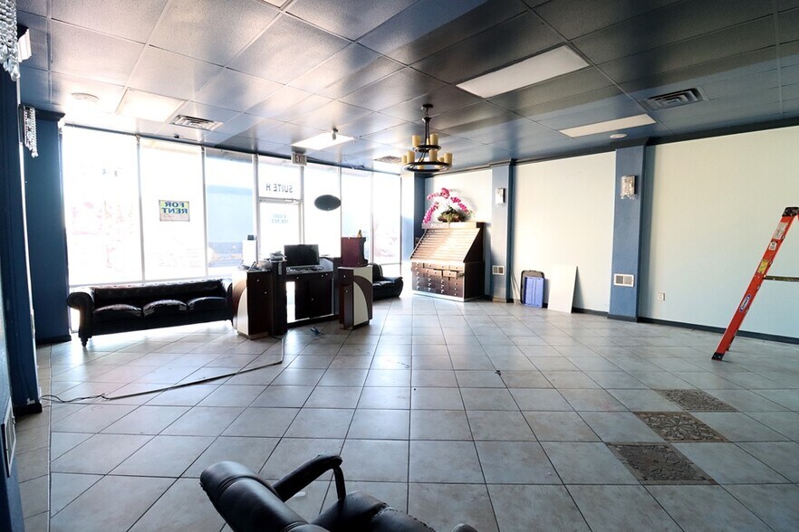 More Photos Of 210 W Longview Ave, Midland Storefront For Lease