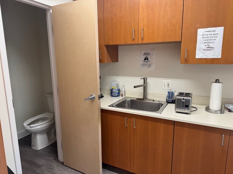 More Photos Of 7905 Kincannon Pl, Lorton Warehouse For Sale