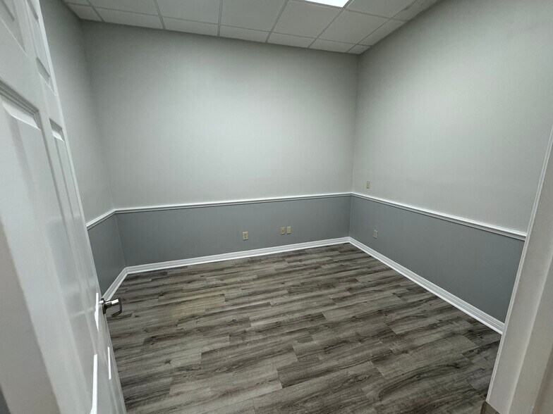 More Photos Of 106 Commerce St, Lake Mary Light Distribution For Lease