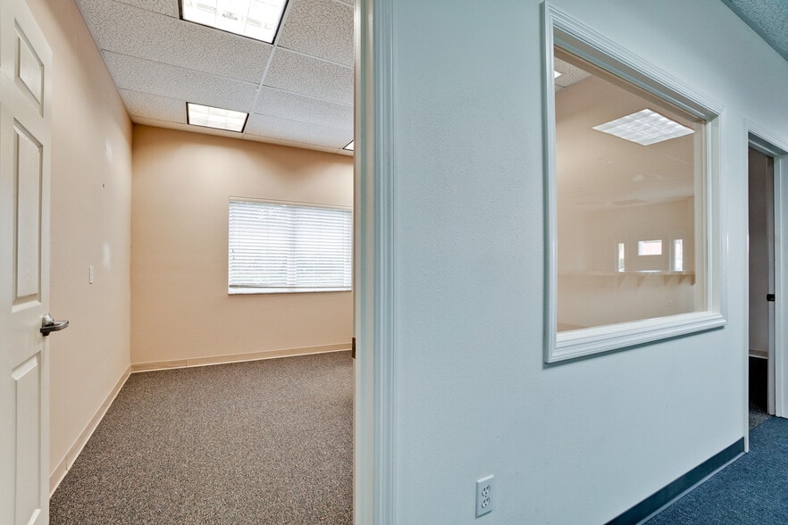 More Photos Of 2940-2946 University Pky, Sarasota Office For Lease