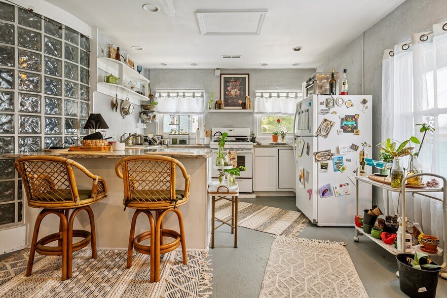 More Photos Of 315-317 Castle St, Wilmington Storefront Retail Residential For Sale