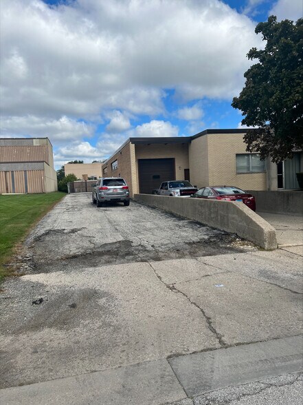 More Photos Of 2082 Estes Ave, Elk Grove Village Warehouse For Sale