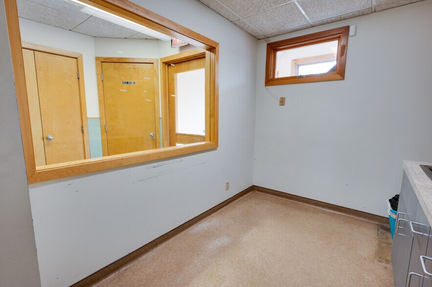 More Photos Of 154 Sturbridge Rd, Charlton Veterinarian Kennel For Lease