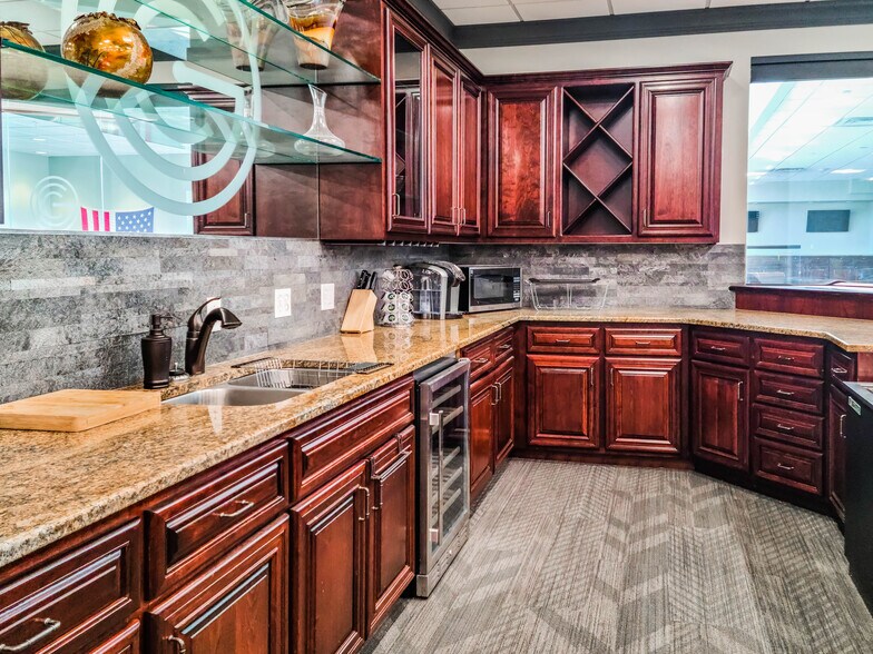 More Photos Of 2828 S 82nd Ave, Omaha Showroom For Sale