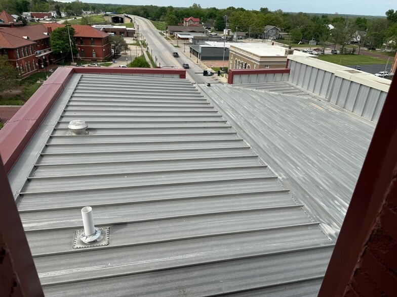 More Photos Of 12 E Main St, Chanute Hotel For Sale