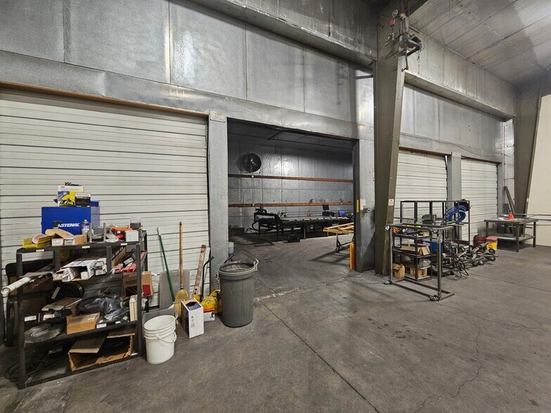 More Photos Of 273 SE 9th St, Bend Distribution For Lease