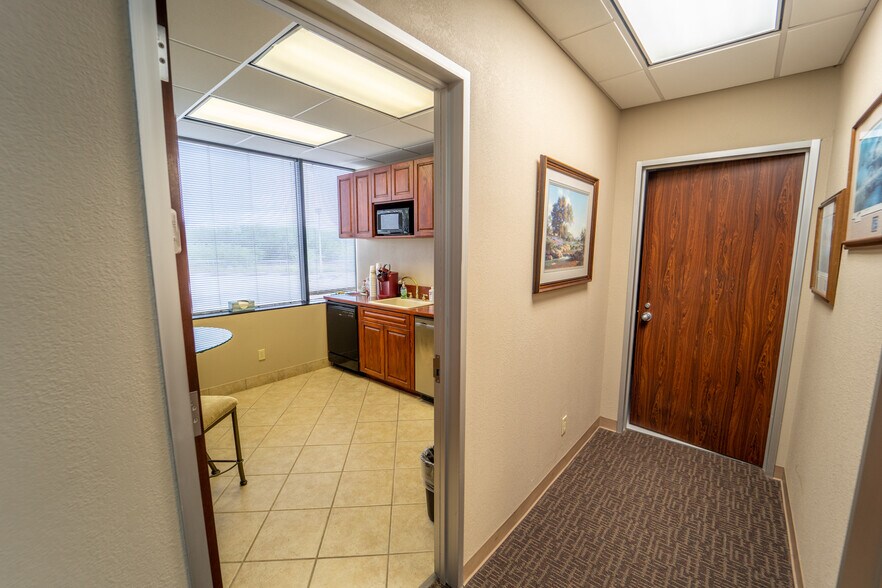 More Photos Of 115 Medical Dr, Victoria Medical For Sale