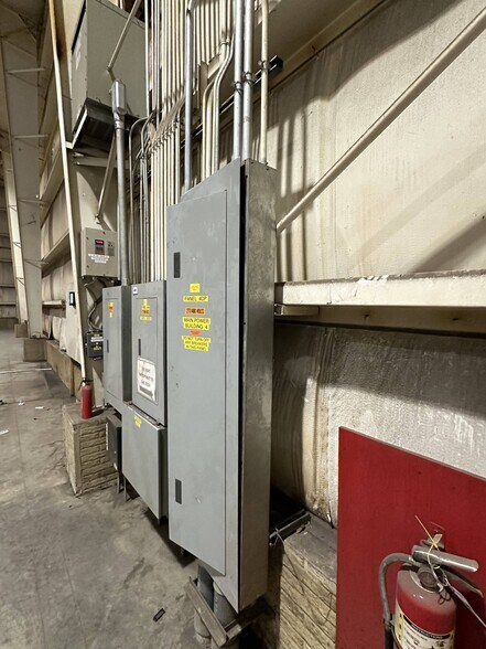 More Photos Of 102 N Sundale Rd, Norwich Warehouse For Lease