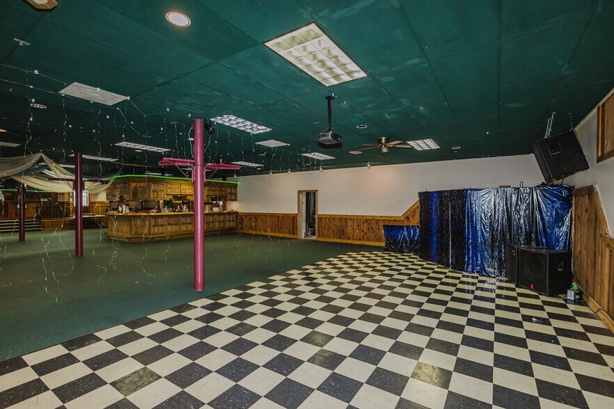 More Photos Of 830 N Kansas Ave, Topeka Bar For Sale