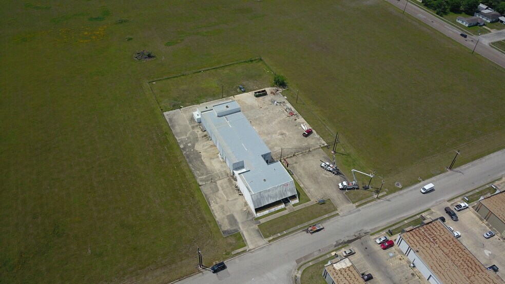 More Photos Of 3701 E Rio Grande St, Victoria Industrial For Sale