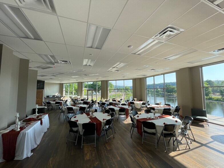 More Photos Of 139 W Market St, Clearfield Flex For Lease