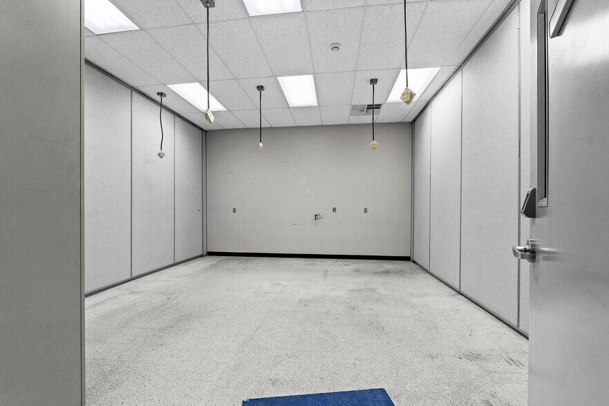 More Photos Of 7200 US-150, Greenville Office For Sale