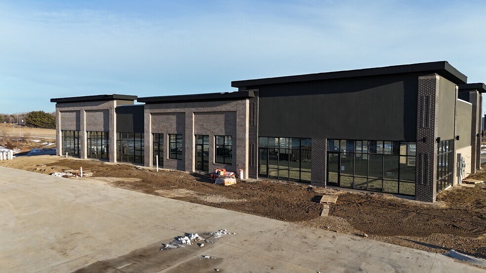Primary Photo Of 10100 Plum Dr, Urbandale Restaurant For Lease