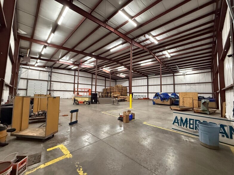 More Photos Of 5699 Maelou Dr, Hamburg Warehouse For Lease