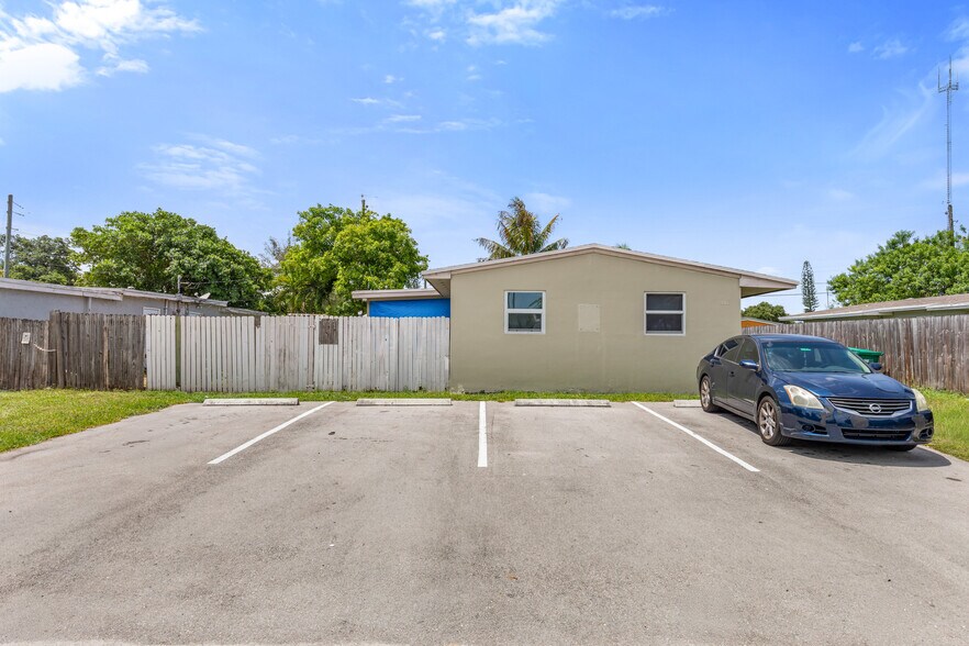 More Photos Of 5521 SW 34th St, Pembroke Park Multifamily For Sale