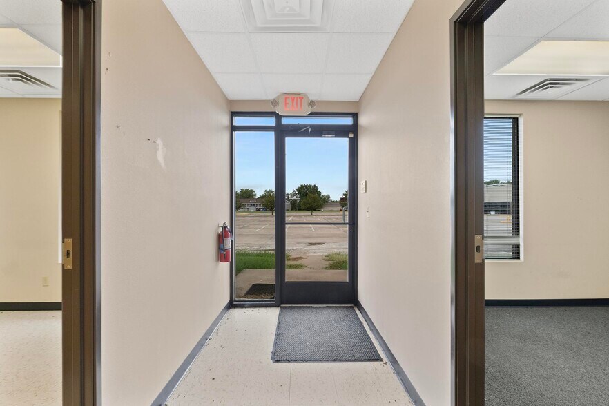 More Photos Of 327 E Airport Dr, Carthage Medical For Sale