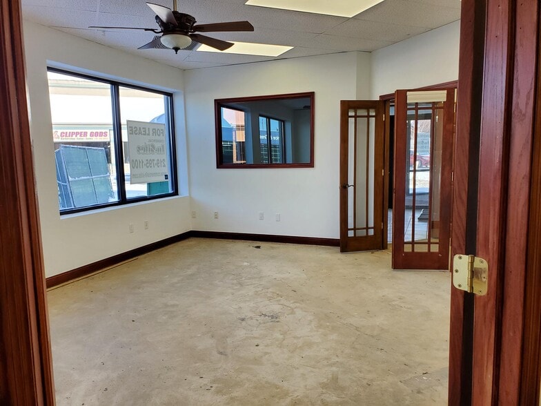 More Photos Of 608 W Lincoln Hwy, Merrillville Office Residential For Lease