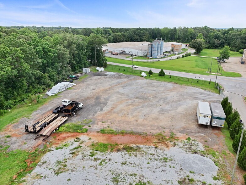 More Photos Of 477 Corinth Rd, Newnan Warehouse For Lease