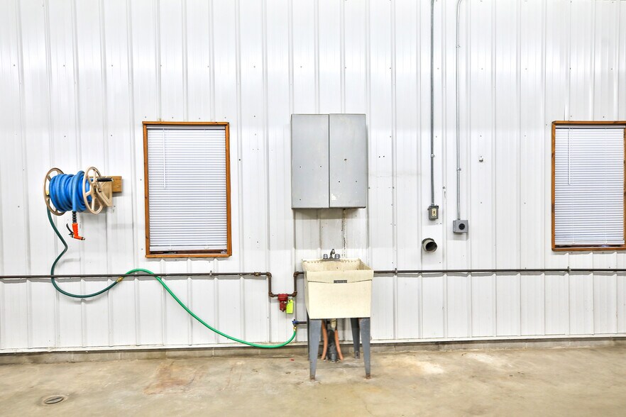 More Photos Of 316 S Highway Ave, Blooming Prairie Light Manufacturing For Sale