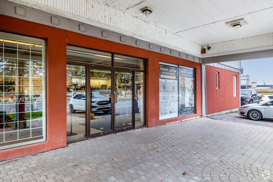 More Photos Of 126 Rue Jacques-Cartier N, St-Jean Storefront For Sale