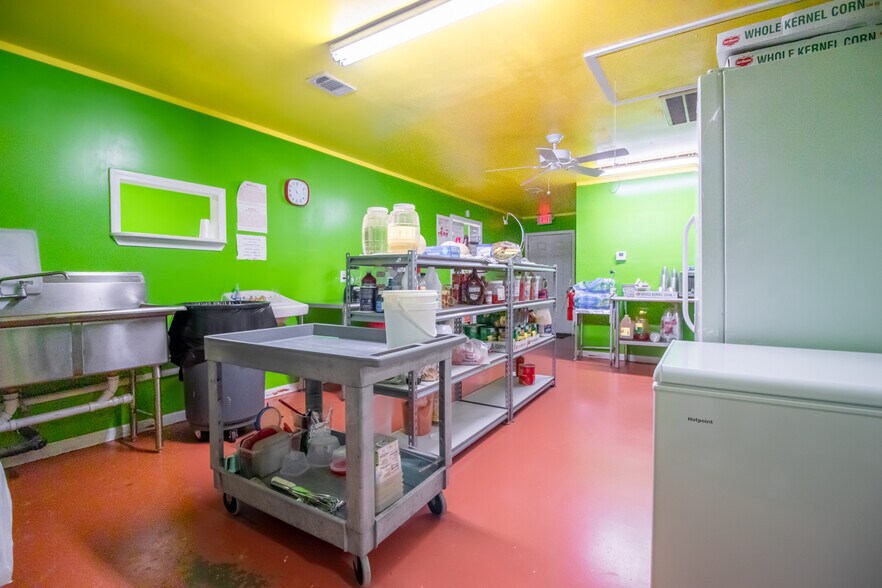 More Photos Of 518 Mill Ave, Conroe General Retail For Sale