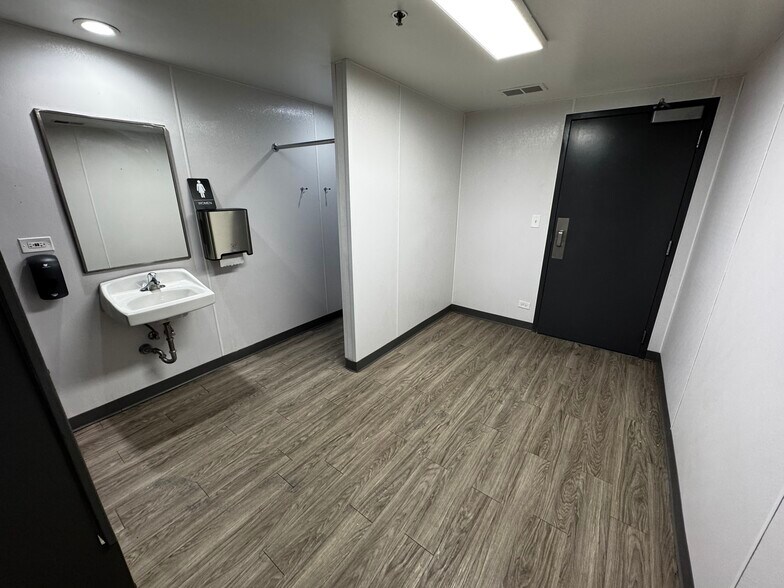 More Photos Of 1520 Hannah Ave, Forest Park Flex For Lease