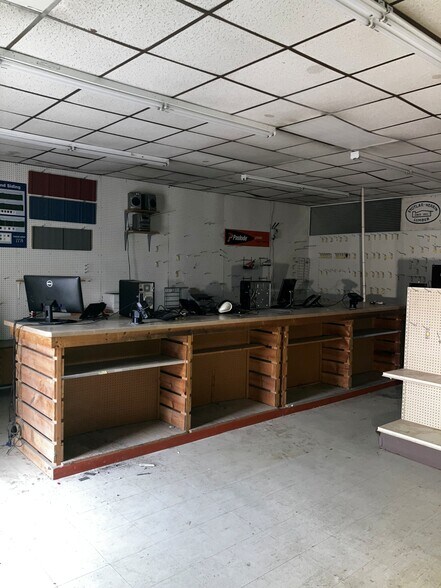 More Photos Of 221 N Main St, Benton Freestanding For Sale