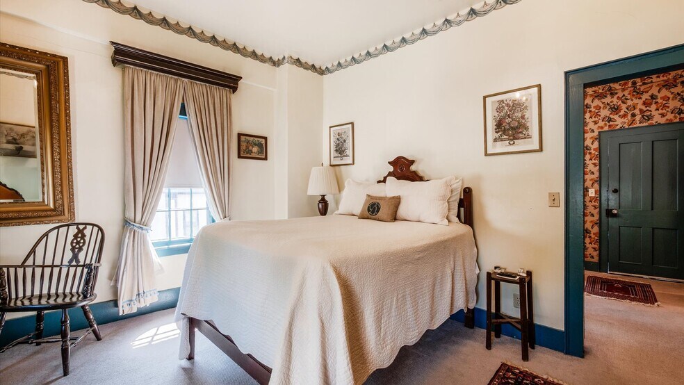 More Photos Of 313 Broadway E, Granville Hotel For Lease