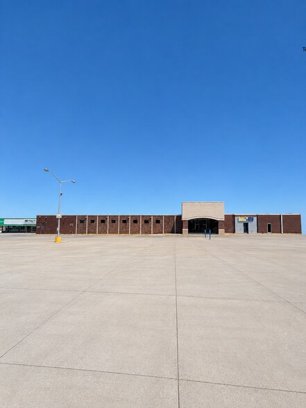 Primary Photo Of 1700 S Center St, Marshalltown Unknown For Lease