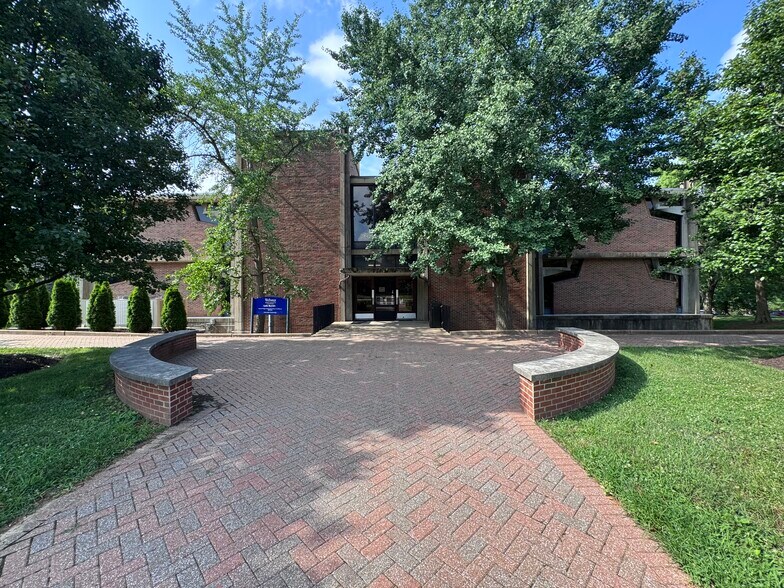 More Photos Of 455 E Lockwood Ave, Saint Louis Office For Sale