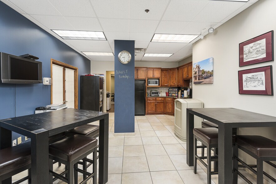 More Photos Of 2272 95th St, Naperville Office For Lease