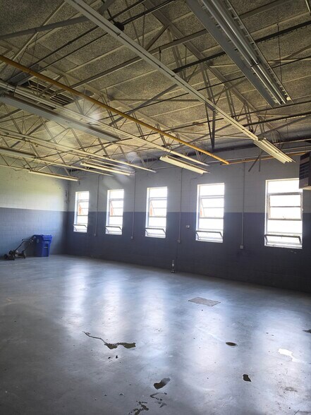 More Photos Of 907 N Pierce St, Alma Industrial For Sale