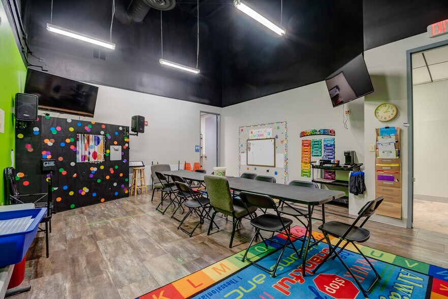 More Photos Of 5819 10th St, Katy Storefront For Sale