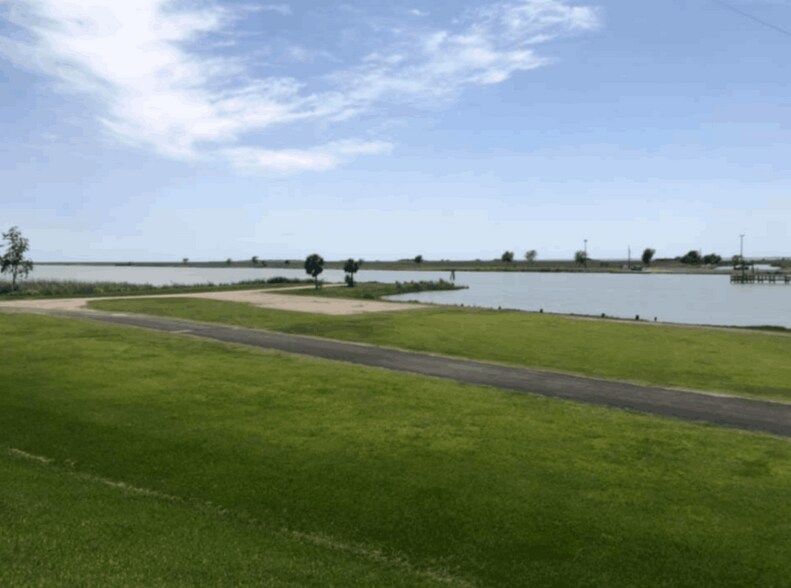 More Photos Of 1512 Main st, Anahuac Trailer Camper Park For Sale