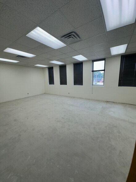 More Photos Of 139 S Broad St, Griffith Office For Lease
