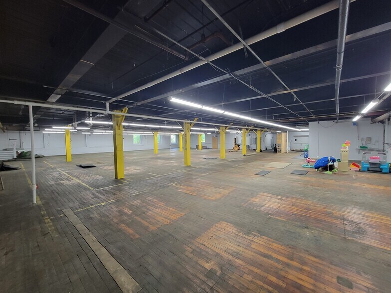 More Photos Of 100 Pleasant St, Dracut Self Storage For Lease