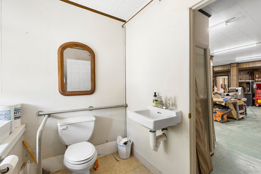 More Photos Of 2460 Mount rd, Aston Township Movie Radio TVStudio For Sale