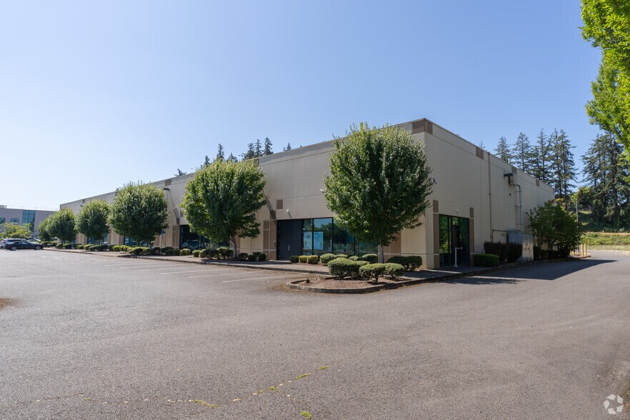 More Photos Of 3995 Fairview Industrial Dr, Salem Flex For Lease