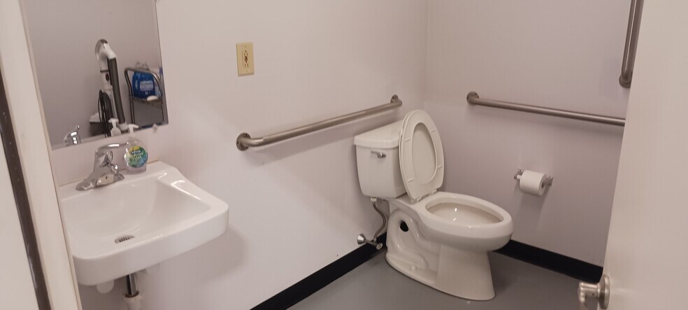 More Photos Of 301-315 Camars Dr, Warminster Light Manufacturing For Sale