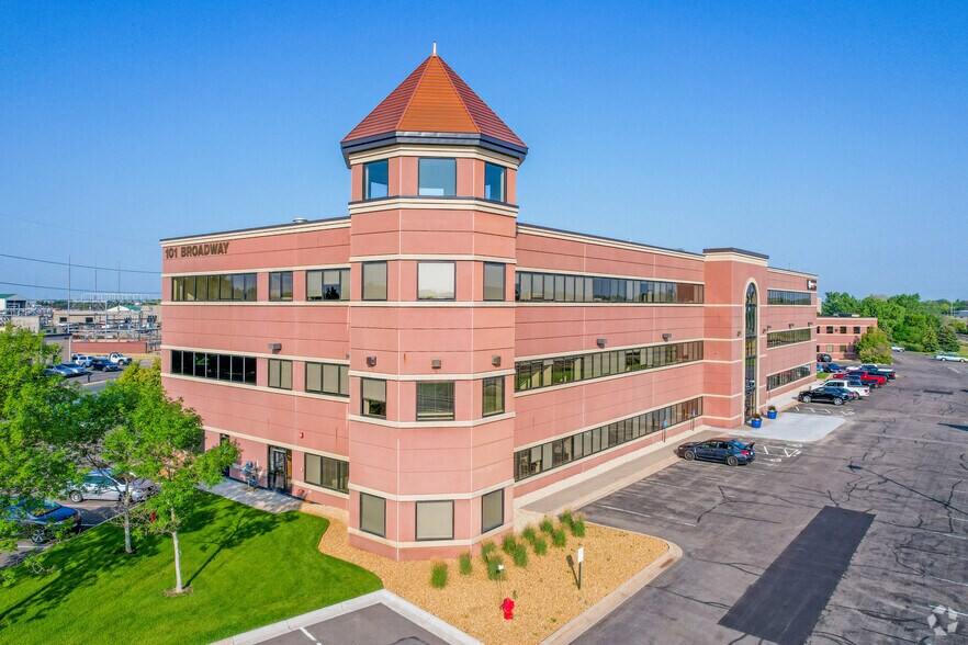 More Photos Of 101 Broadway St W, Osseo Office For Lease